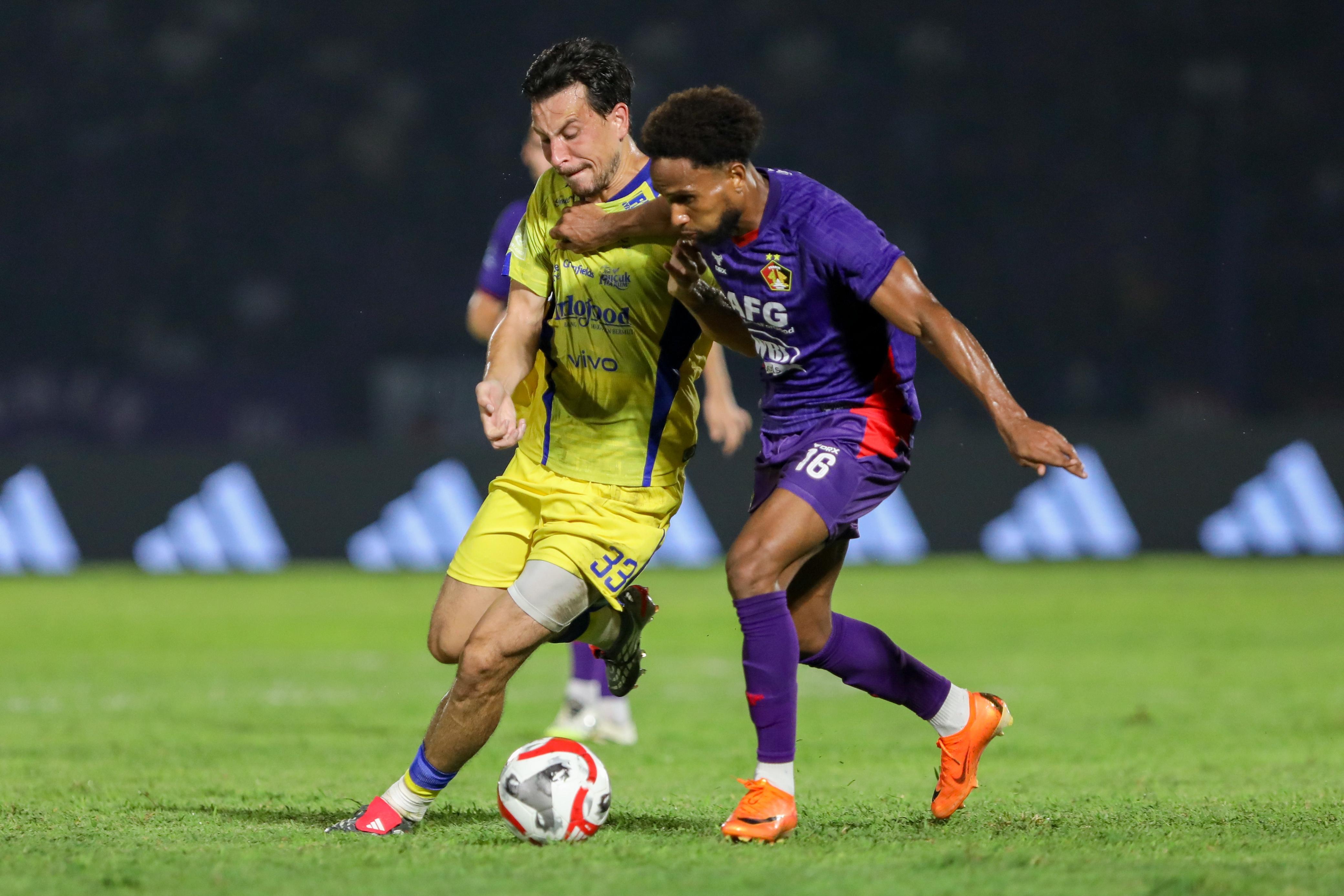 Gelandang Persik Kediri Williams Lugo berduel dengan bintang Persib Bandung Thom Haye.