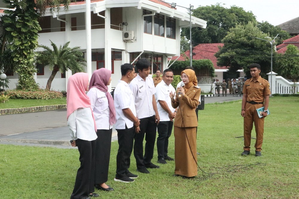 BELUM TERTIB: Wali Kota Vinanda Prameswati berbincang dengan para PPPK yang kemarin (5/1) masih memakai baju hitam-putih, padahal sesuai perwali terbaru mereka harus berseragam khaki sama dengan PNS.