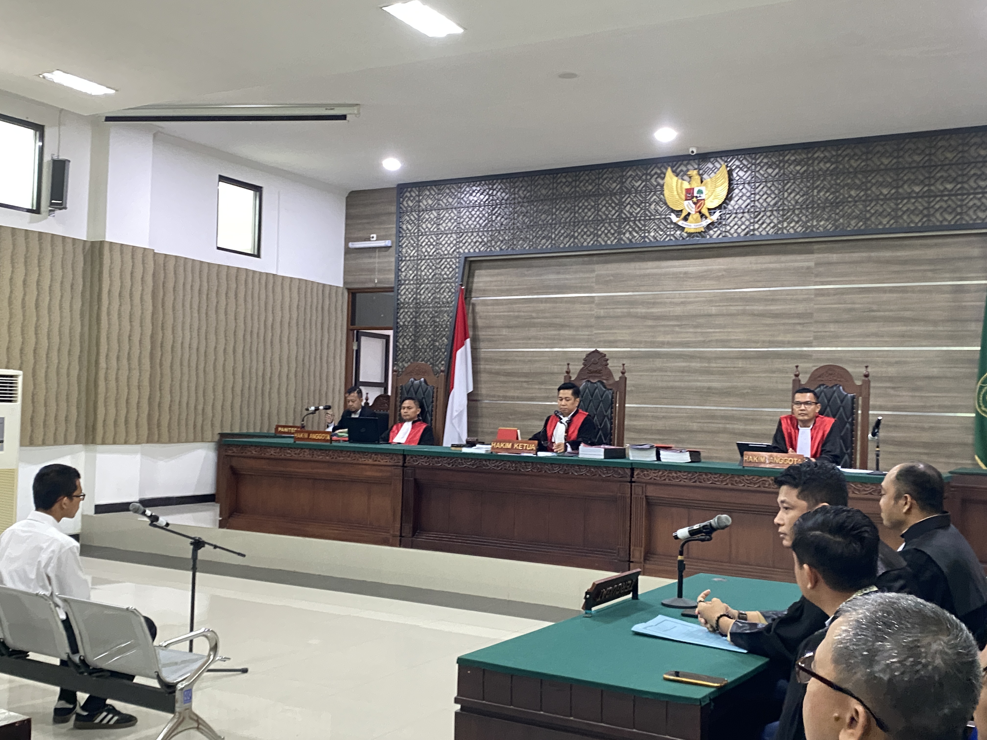 Faiz menjalani sidang di ruang Cakra PN Kota Kediri.