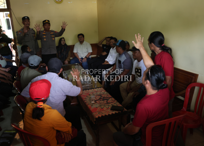 ALOT: Warga berdialog dengan pemdes selama sekitar tiga jam sebelum dicapai kesepakatan untuk menunjukkan lokasi tanah pengganti dalam waktu paling lama seminggu. (Foto: Wahyu Adji)