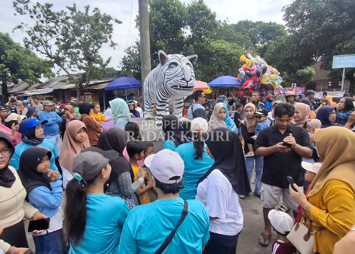 MEMBELUDAK: Pengunjung memadati monument patung Macan Putih di Desa Balongjeruk, Kecamatan Kunjang pada Minggu (4/1). (Foto: ASAD MS)