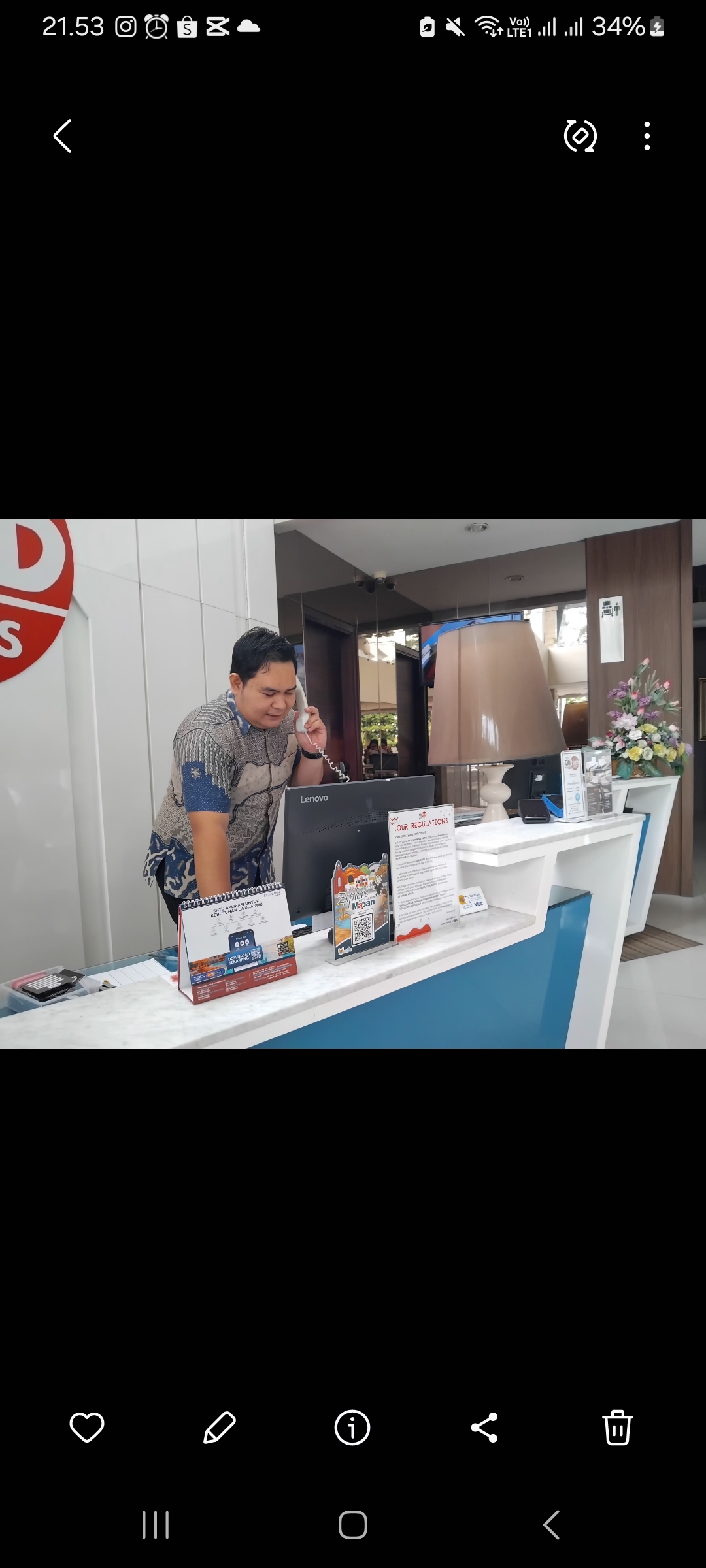 Resepsionis hotel menjawab telepon pelanggan hotel (Diana Yunita Sari)