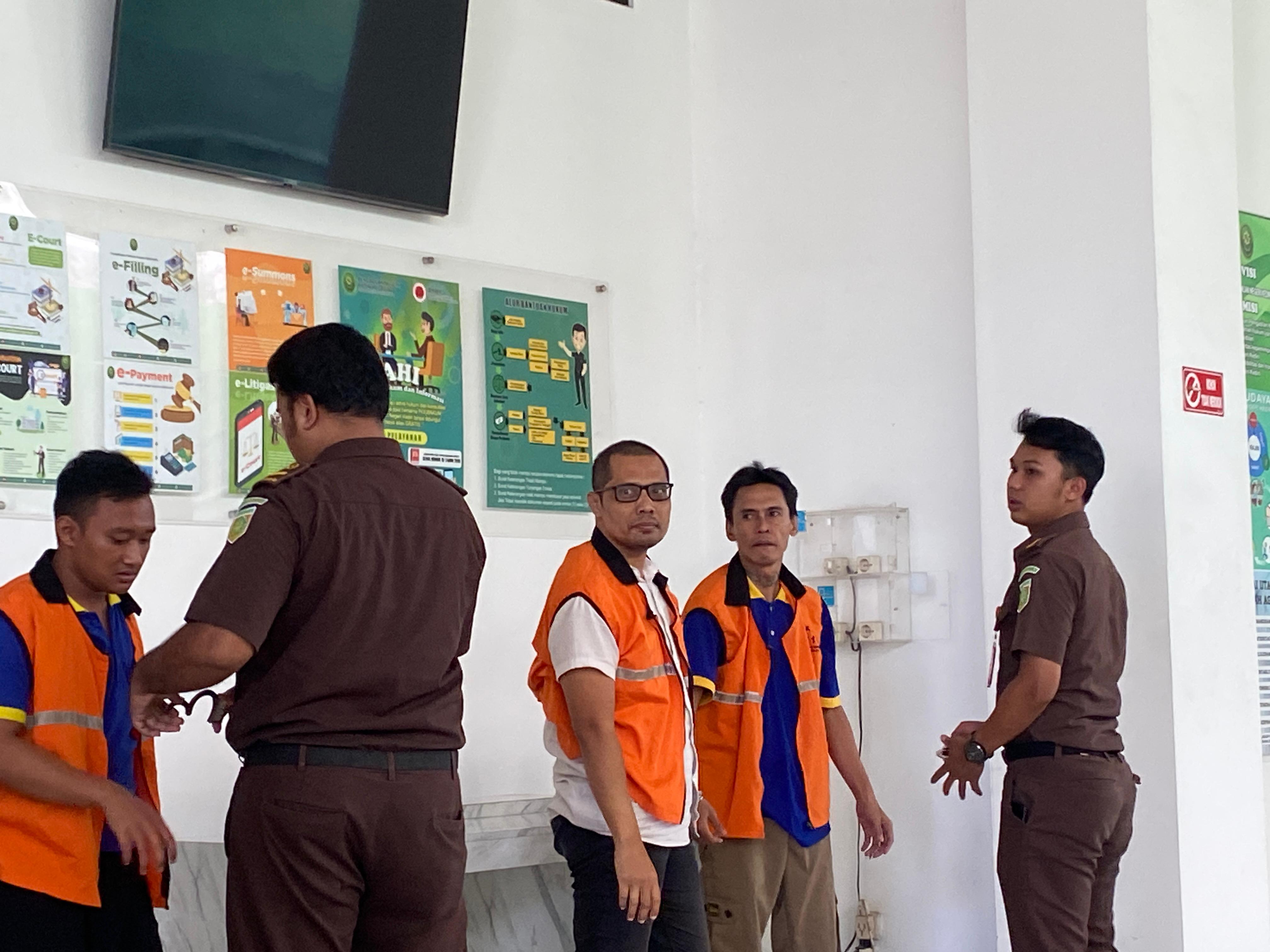 Teguh Dwi Anjariyanto keluar dari ruang sidang Cakra menuju ruang tahanan.