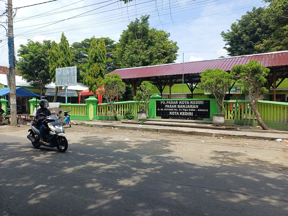 SENTRA KULINER: Pengendara melintas di depan Pasar Banjaran Kota Kediri.