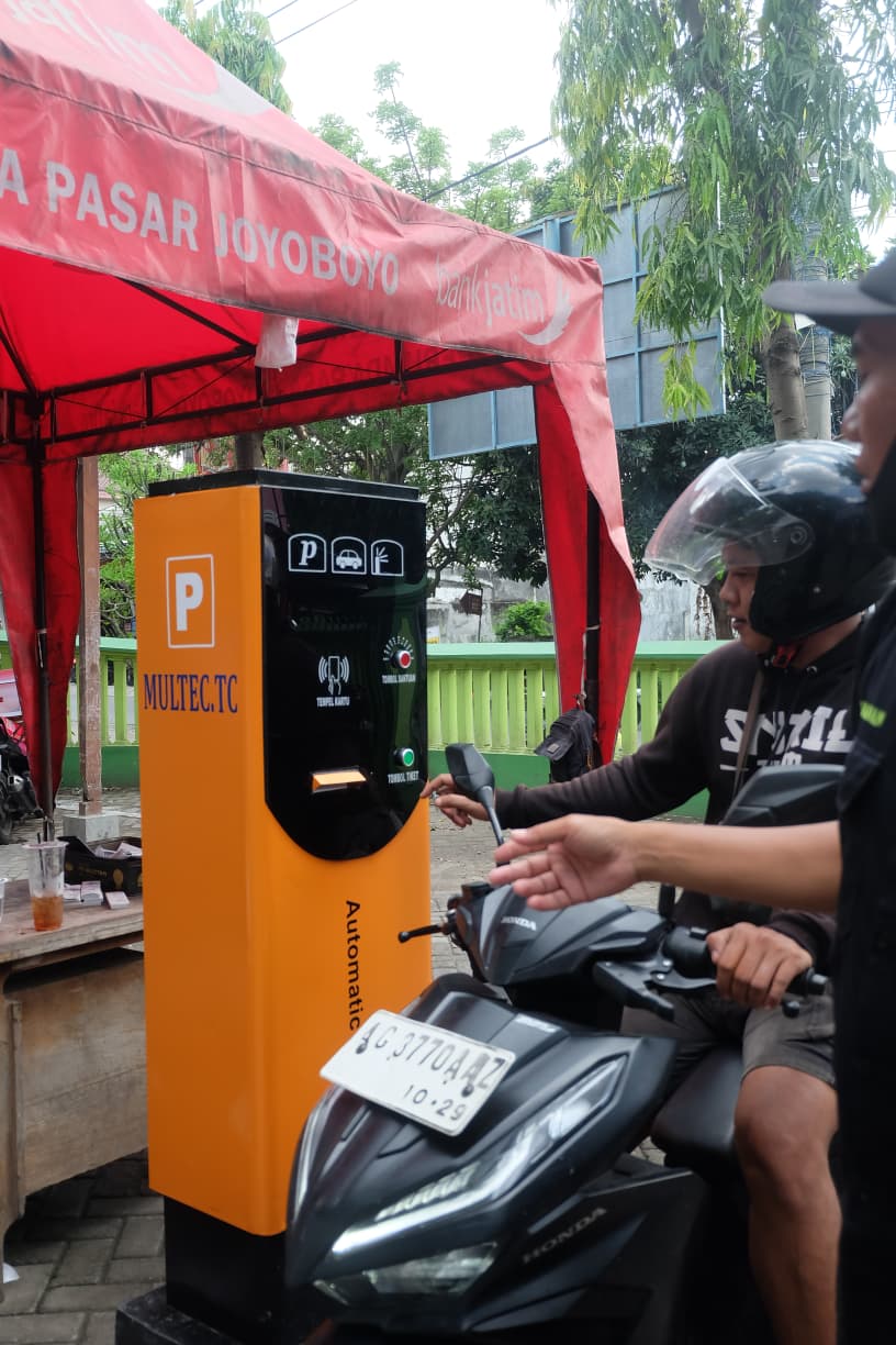 Ticketing digital di Pasar Banjaran, Kota Kediri.