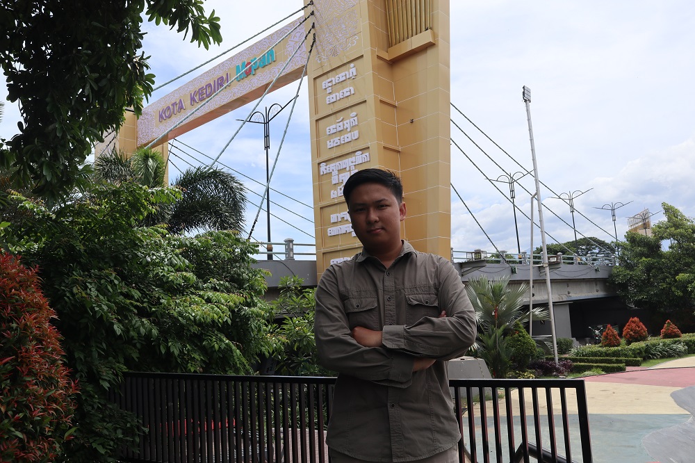 IDENTITAS KEDIRI: Juan Steven Susilo, arkeolog yang mengkaji aksara kuadrat, usai mengunjungi Jembatan Brawijaya dengan wajah baru kemarin (6/1).