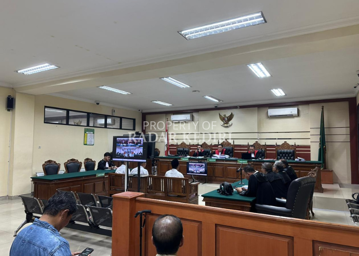 Tiga Kades tersangka rekrutmen preangkat jalani sidang perdana. Namun pembacaan dakwaan harus ditunda karena perlu disesuaikan dengan KUHP baru