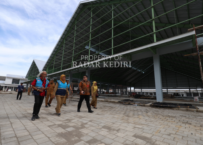 CEK FISIK: Bupati Kediri Hanindhito Himawan Pramana (baju batik) mengecek progres proyek Pasar Ngadiluwih yang menurut adendum kedua pengerjaan diberi waktu hingga 29 Januari nanti. (Foto: Adji)  &nbsp;