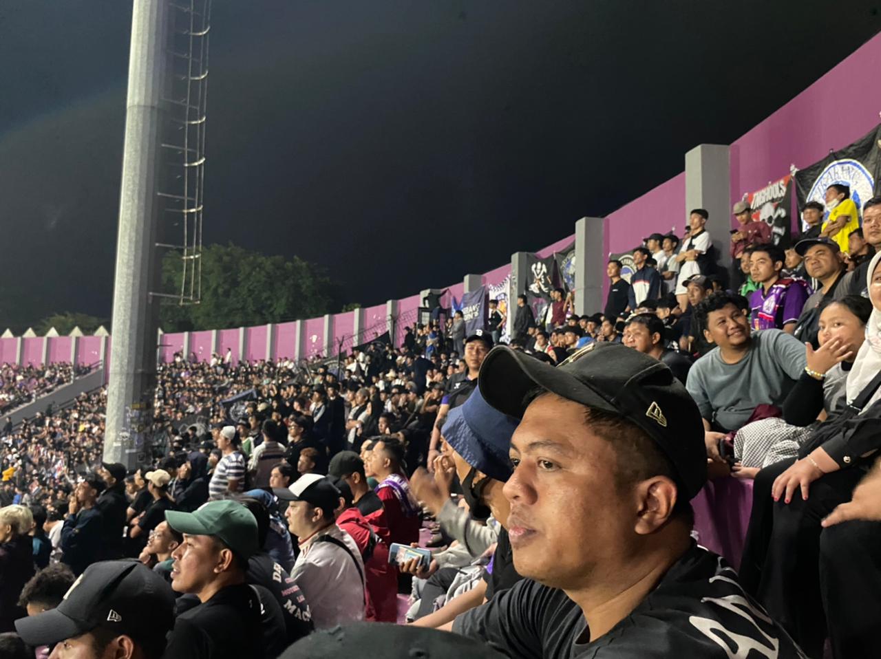 Situasi Stadion Brawijaya saat dipadati suporter.