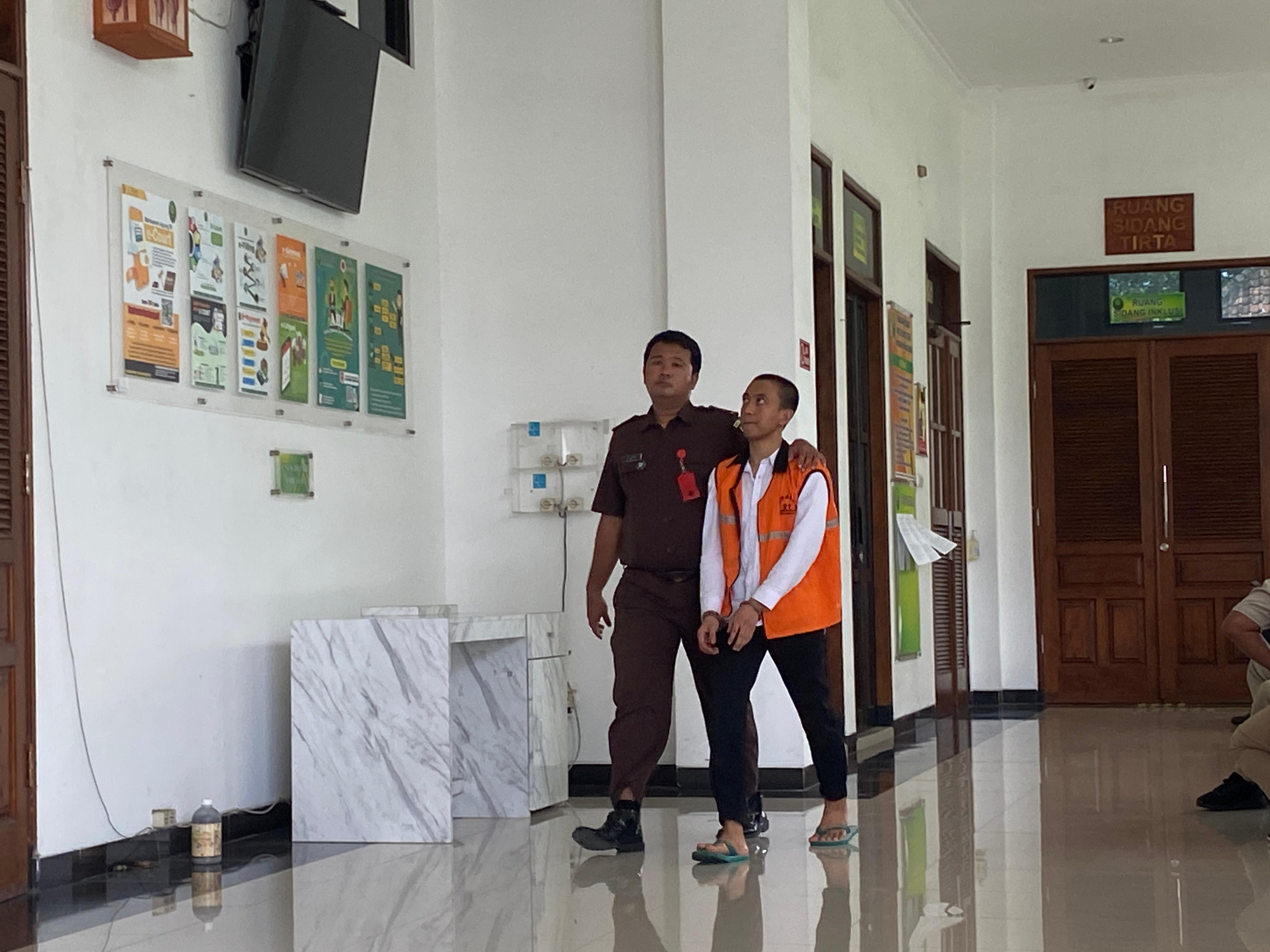 Terdakwa pelaku pencabulan memasuki ruang sidang Cakra PN Kediri.