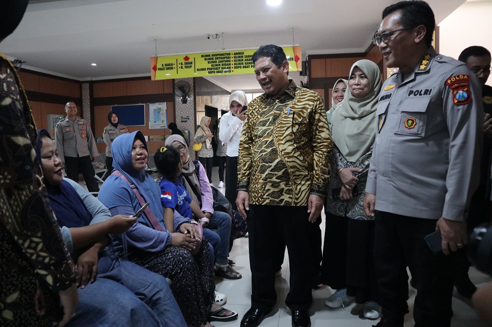 KUNJUNGAN: Direktur Utama BPJS Kesehatan Prof. dr. Ali Gufron Mukti menyapa pasien di RS Bhayangkara Kediri, Rabu lalu (31/12).