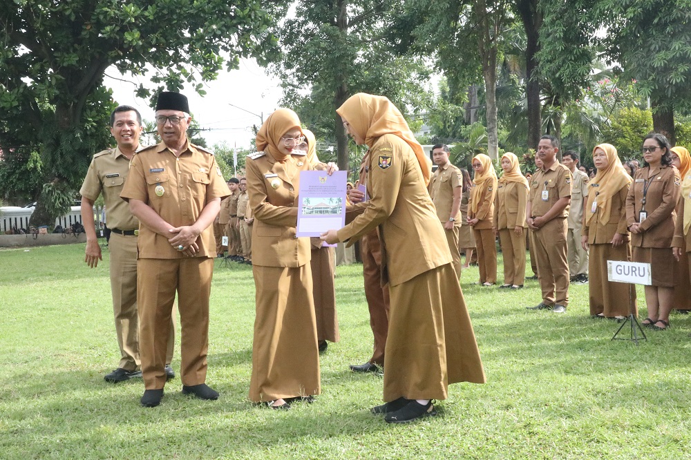 Wali Kota Kediri Vinanda Prameswati menyerahkan SK perpanjangan kontrak kepada salah satu perwakilan guru PPPK saat apel di Balai Kota Kediri, Senin (5/1)
