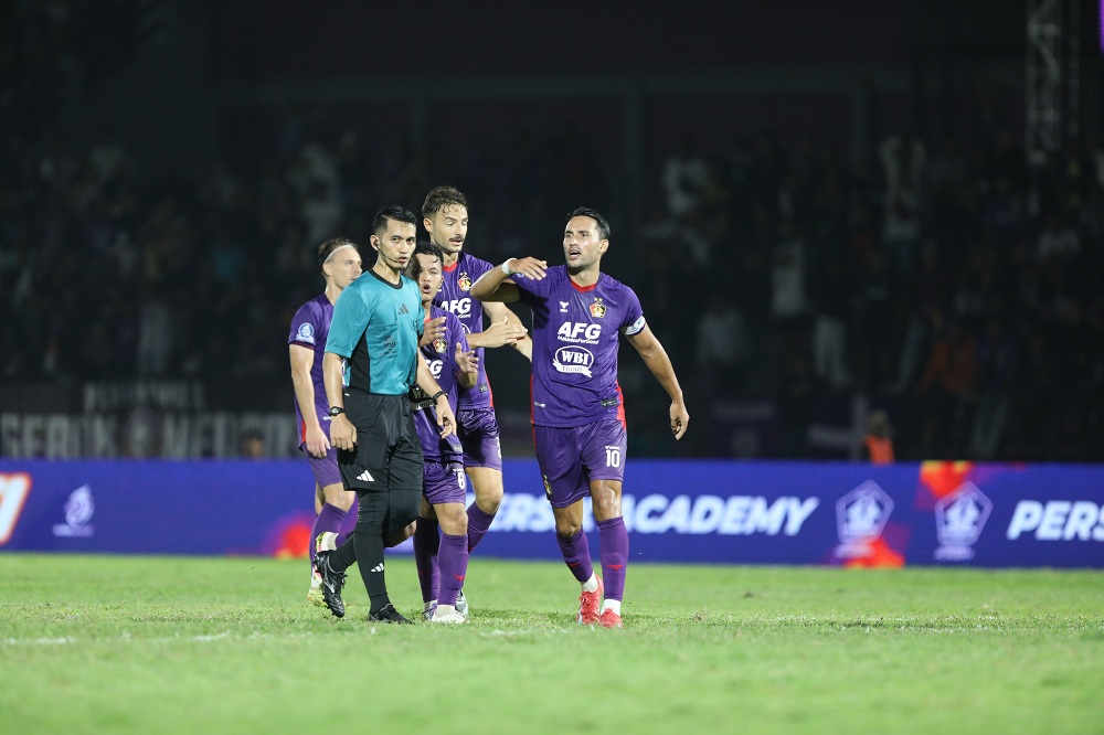 Situasi saat pemain Persik Kediri tidak puas dengan keputusan wasit.