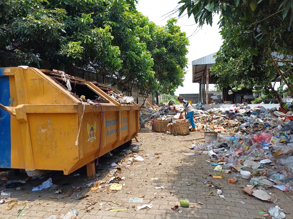 KELOLA SAMPAH: Ilustrasi pekerja di TPS3R di Kelurahan Banjarmlati. Tahun ini, fungsi TPS3R akan dimaksimalkan. Salah satunya dengan melakukan pengadaan mesin pengolahan sampah.