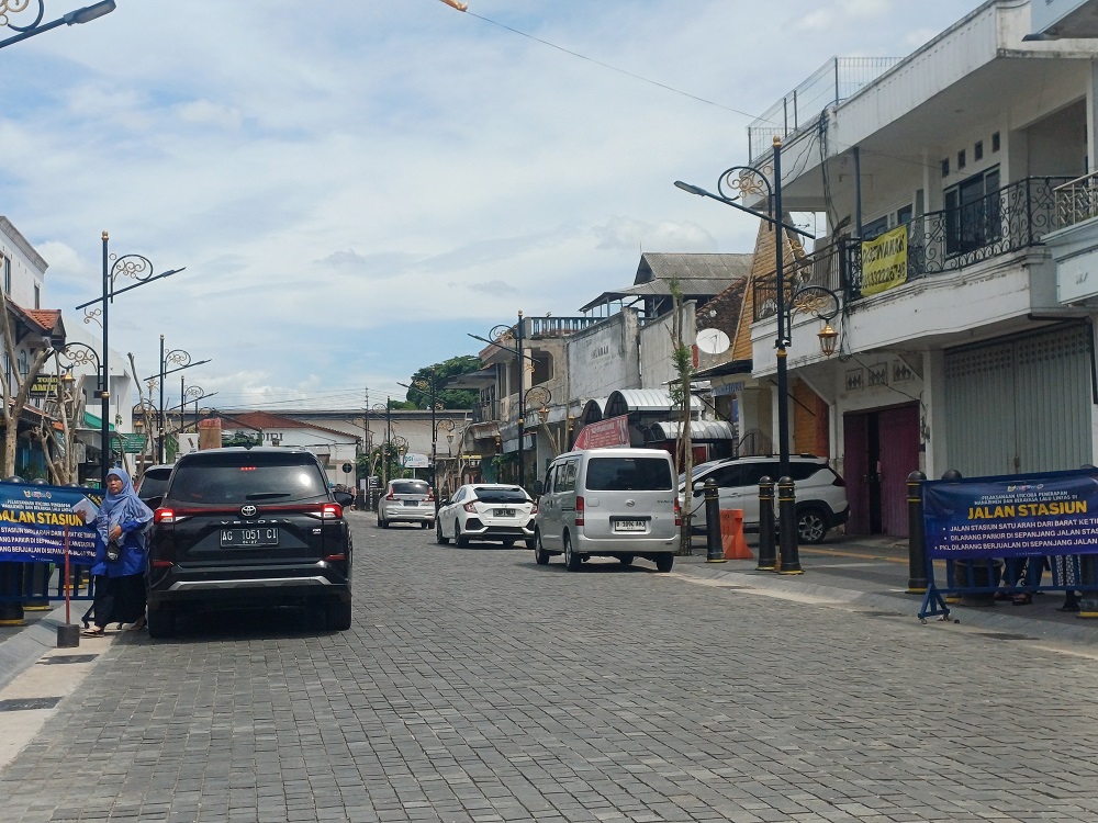 PENATAAN JALAN: Kendaraan yang melintas di Jl Stasiun hanya bisa lewat satu arah. Aturan baru yang mulai uji coba pada awal 2026 itu juga disertai larangan parkir.