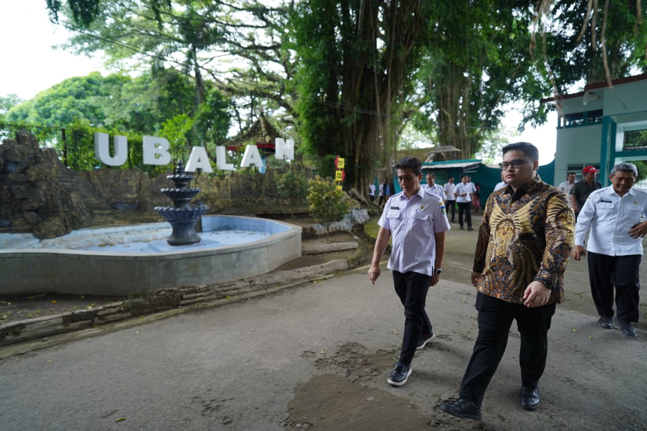 SARAT HISTORI: Bupati Kediri Hanindhito Himawan Pramana (baju batik) bersama Kepala Dispadbud Mustika Adi Prayitno (kiri) dan Sekda M. Solikin (kanan, belakang) saat mengunjungi area wisata Sumber Uba