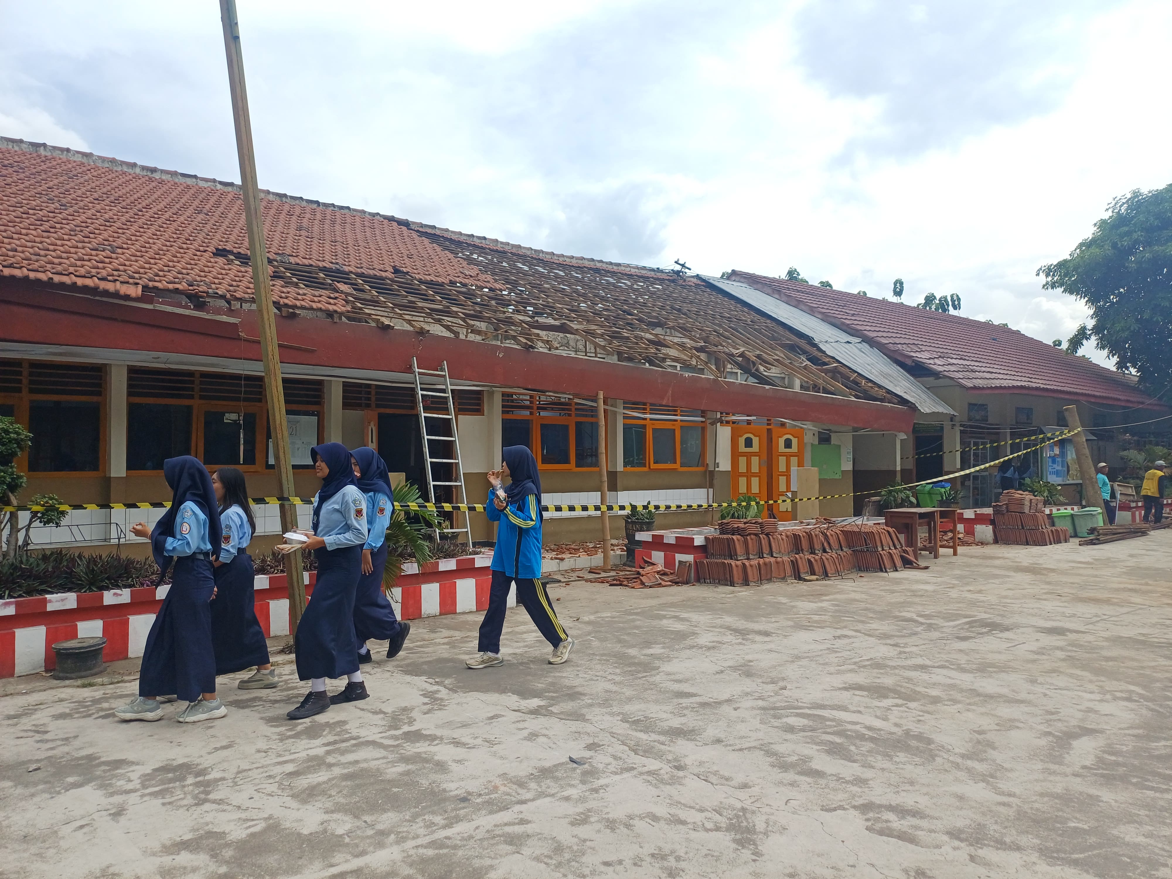TUNGGU PERBAIKAN: Dua ruang kelas SMAN 3 Kediri yang atapnya rusak tertimpa pohon beringin pada 24 Desember 2025 lalu dikosongkan sembari menunggu perbaikan dari Pemprov Jatim.