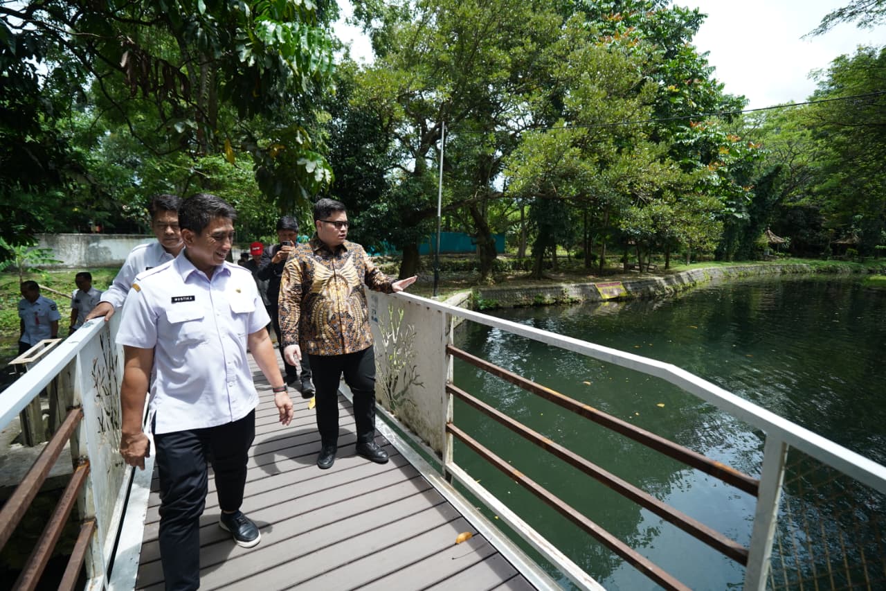 AGENDAKAN REVITALISASI: Mas Dhito (kanan) mengecek area sungai yang berhulu di Sumber Ubalan. Dia memastikan kawasan wisata potensial itu butuh untuk dilakukan revitalisasi lanjutan.