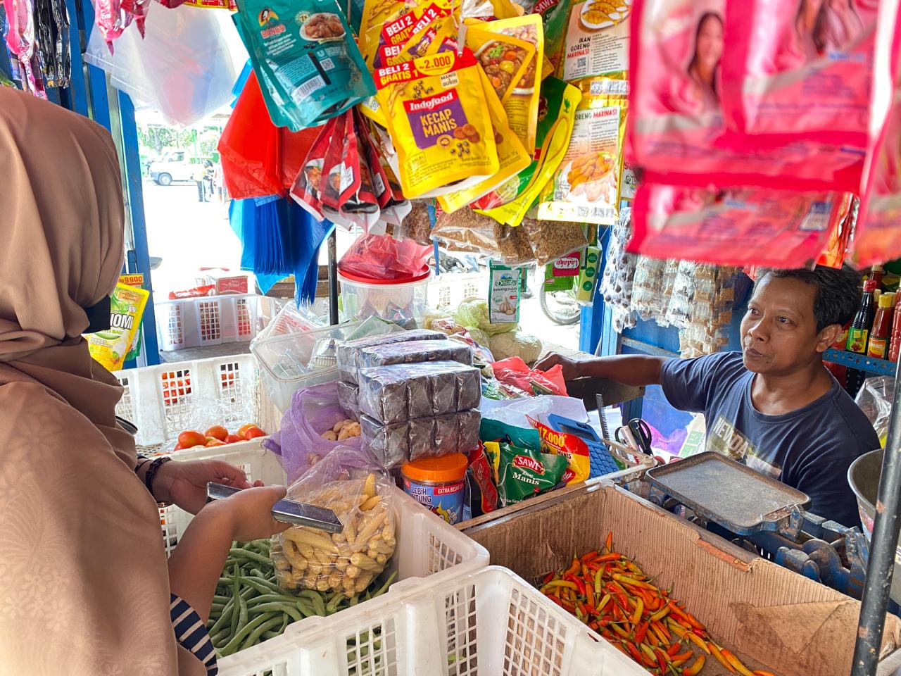 Pedagang melayani pembeli di Pasar Banjaran, Kota Kediri.