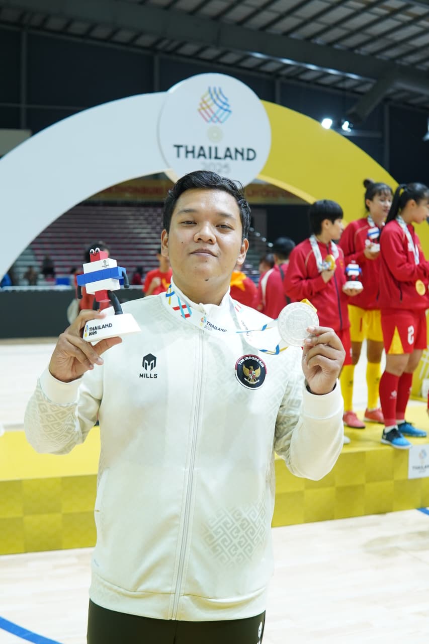 BANGGA: Wildan Jauhar menunjukkan medali SEA Games yang didapatnya saat menjadi dokter Timnas Futsal Putri.