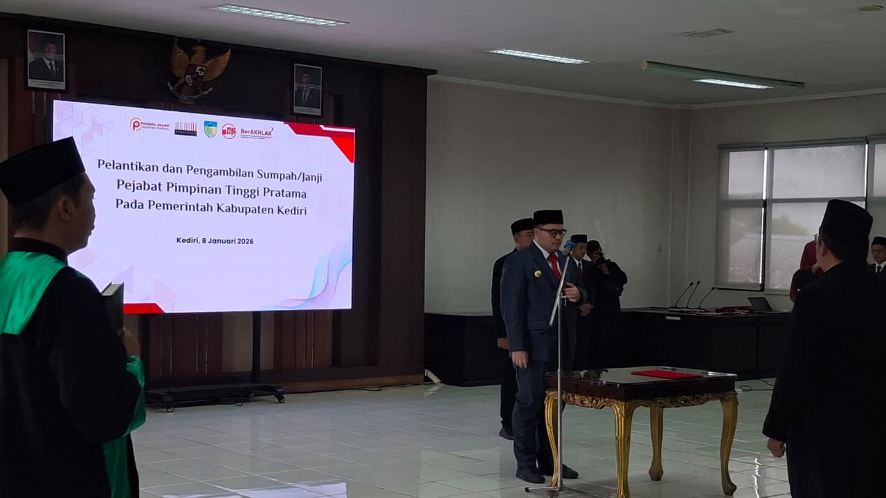 Bupati Dhito menggelar pelantikan kepala dinas.