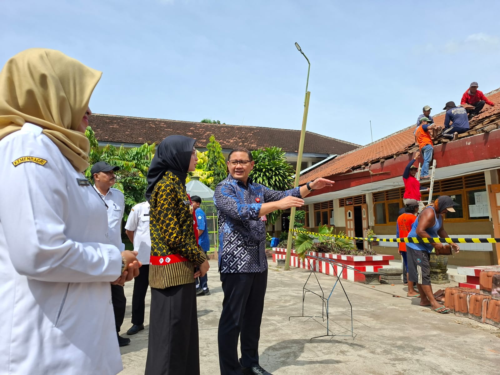 SIDAK: Kepala Dinas Provinsi Jatim Aries berbincang dengan Wali Kota Kediri Vinanda saat di SMAN 3 Kota Kediri.