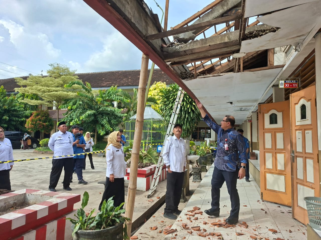 PERBAIKAN: Kepala Dinas Pendidikan Provinsi Jawa Timur Aries Agung bersama Kepala Cabang Dinas Pendidikan Wilayah Kediri Adi Prayitno.