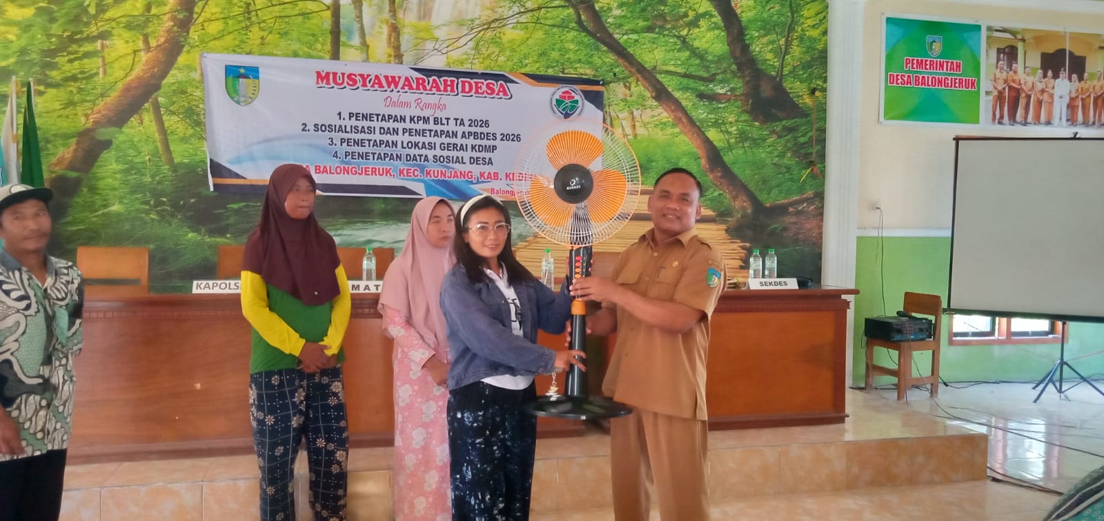 Pemberian apresiasi pajak oleh Pemdes Balongjeruk (Diana Yunita Sari)