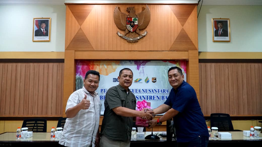 SERTIJAB: Jarot Rudi Wardoyo (tengah) menyerahkan tongkat estafet kepemimpinan PG Pesantren Baru kepada Sugondo didampingi Wayan Mei Purwono sebagai Koordinator Wilayah Jatim 1.