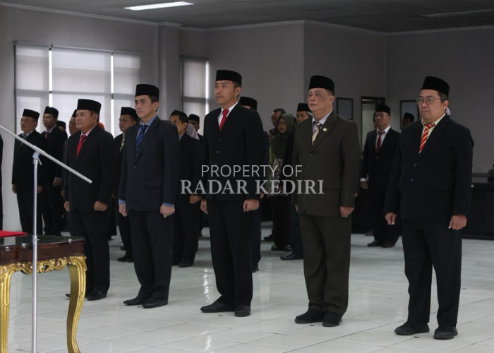 PR BERAT: Bupati Hanindhito Himawan Pramana melantik lima kepala dinas. Dia meminta para pejabat tidak terjebak zona nyaman karena mutasi bisa terjadi setiap saat. (Foto: Wahyu Adji)   &nbsp;