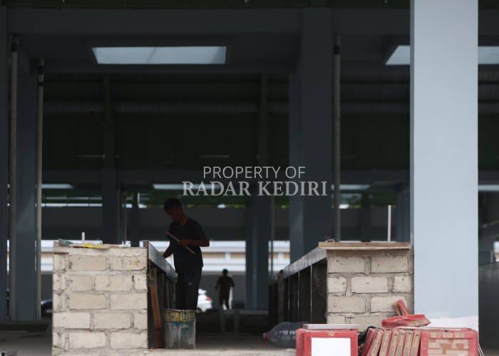TERUS DIKEBUT: Pekerja menyelesaikan pembangunan los Pasar Ngadiluwih. Proyek yang seharusnya selesai akhir Desember itu diperpanjang hingga akhir Januari ini. (Foto: Wahyu Adji)