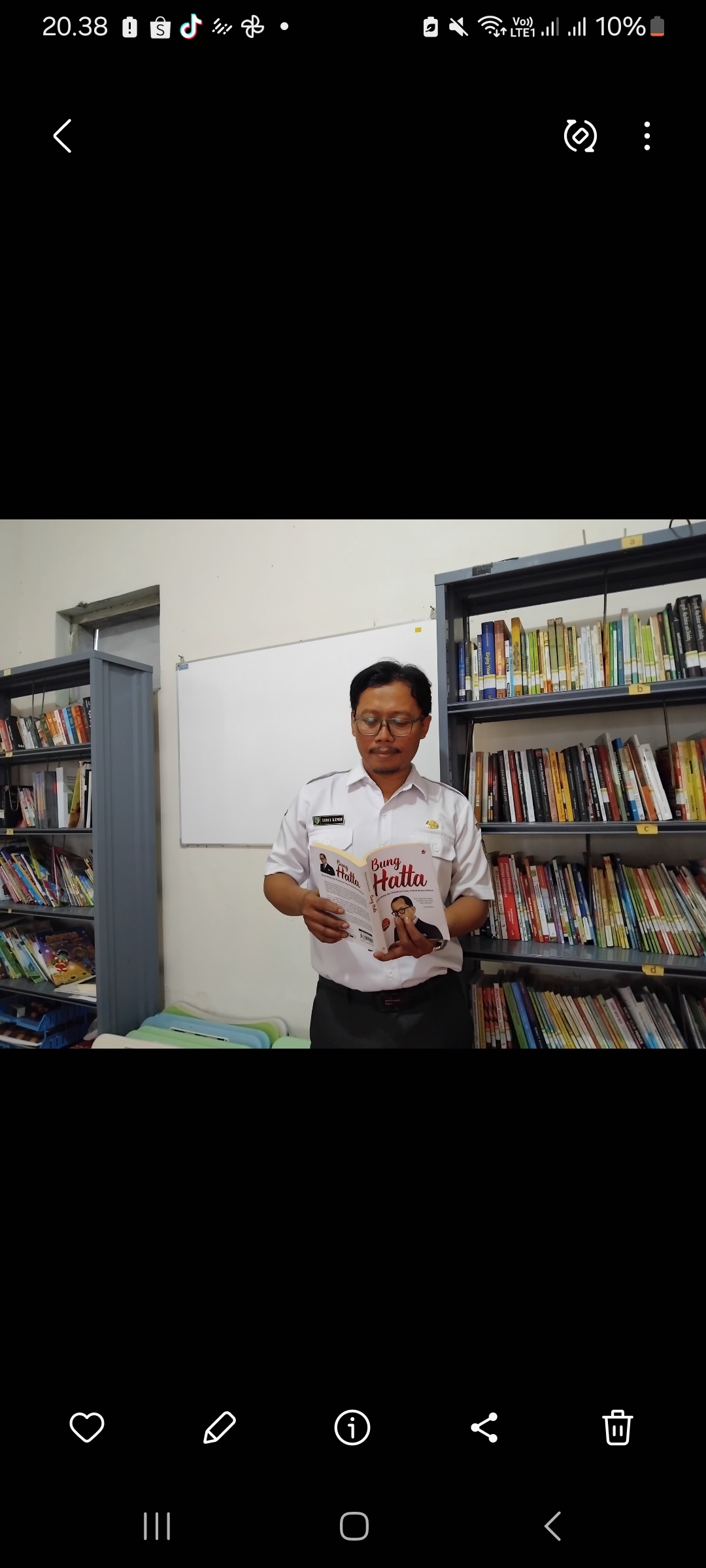 Kades Kwadungan membaca buku di perpustakaan desa (Diana Yunita Sari)