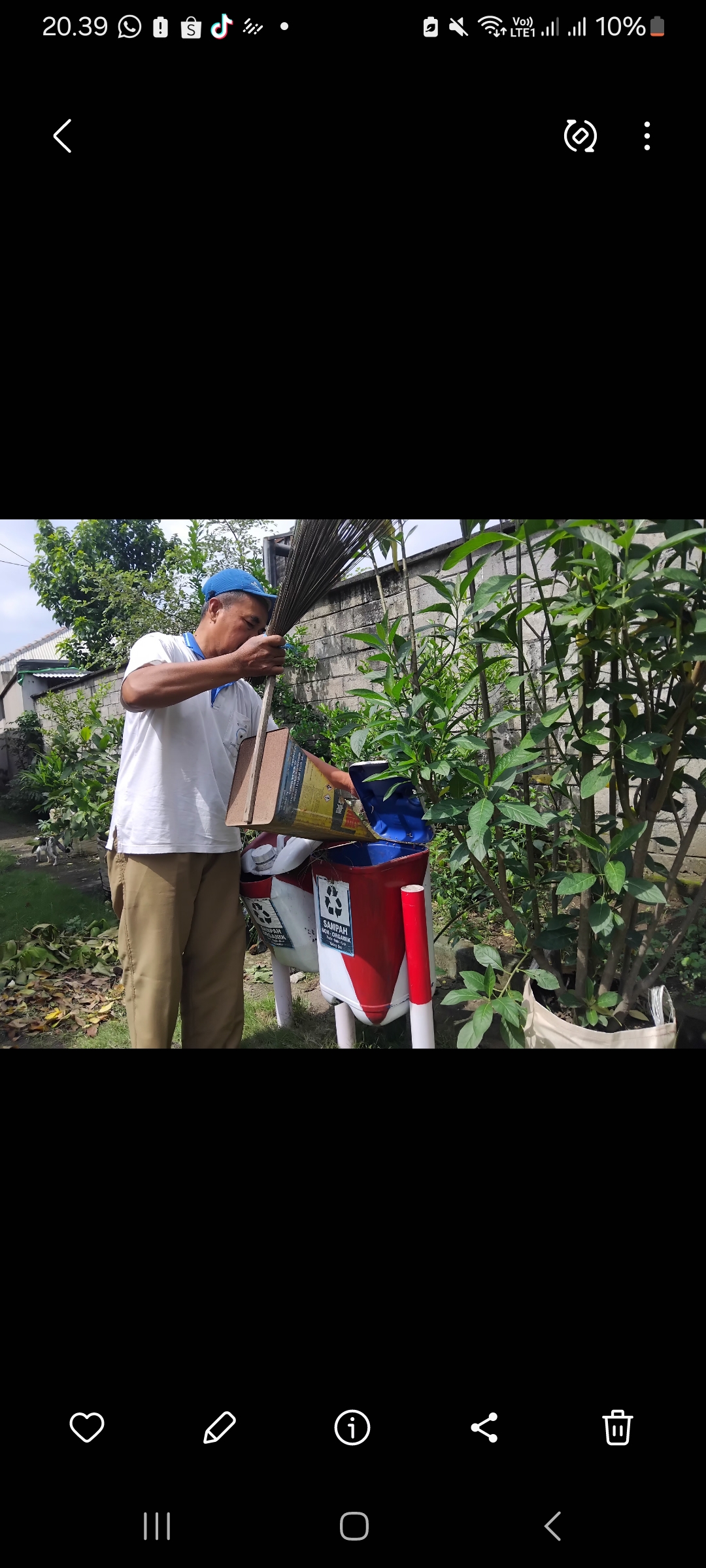 Warga desa kwadungan membuang dan memilah sampah (Diana Yunita Sari)