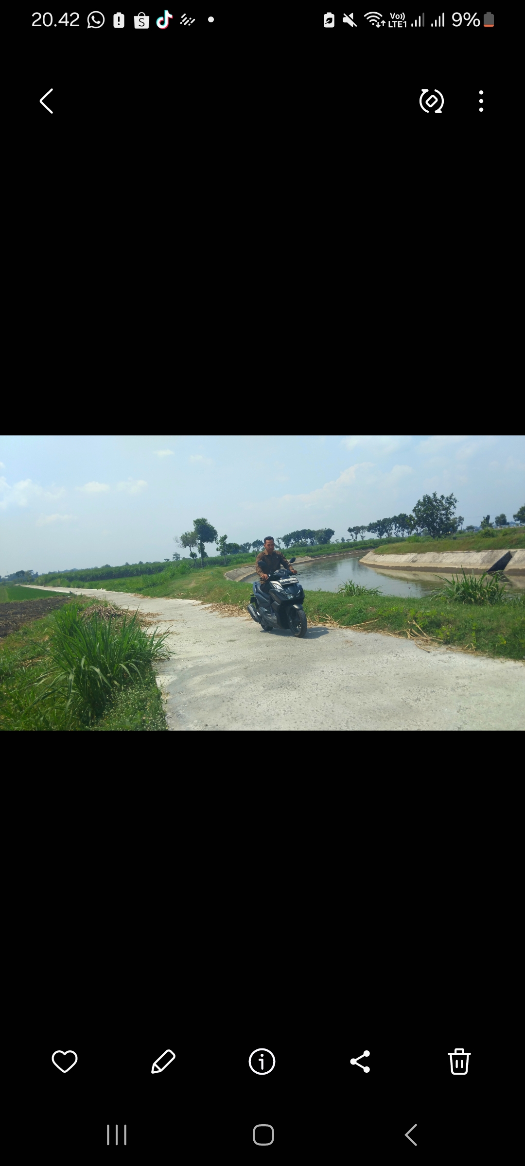 Sekdes Mojokerep memeriksa dan melintas di jalan yang baru dibangun (Diana Yunita Sari)