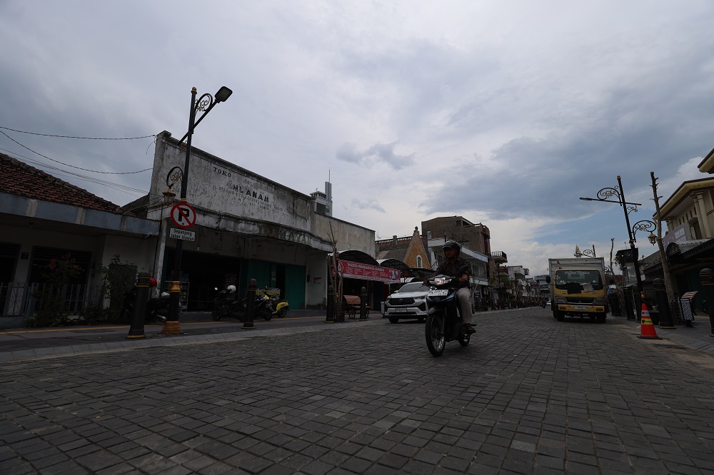 ATURAN BARU: Pengendara melintas di Jalan Stasiun kemarin (9/1). Dinas Perhubungan Kota Kediri kemarin mencopot pagar-pagar pembatas usai diprotes warga.