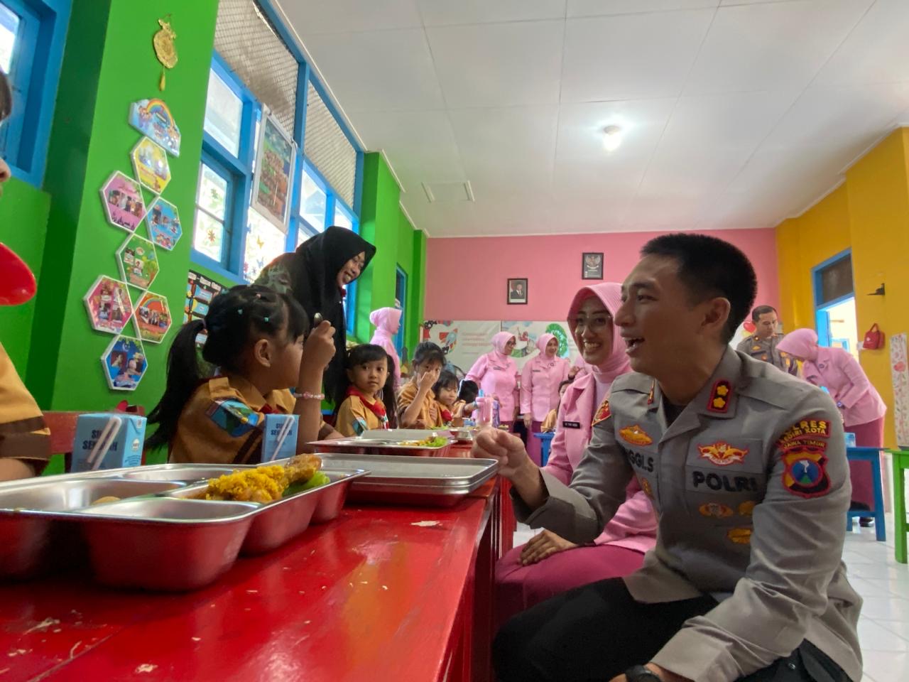 LAHAP: Kapolres Kediri Kota AKBP Anggi Saputra Ibrahim memastikan siswa TK Kemala Bhayangkari 42 senang dengan menu MBG yang mereka terima kemarin.