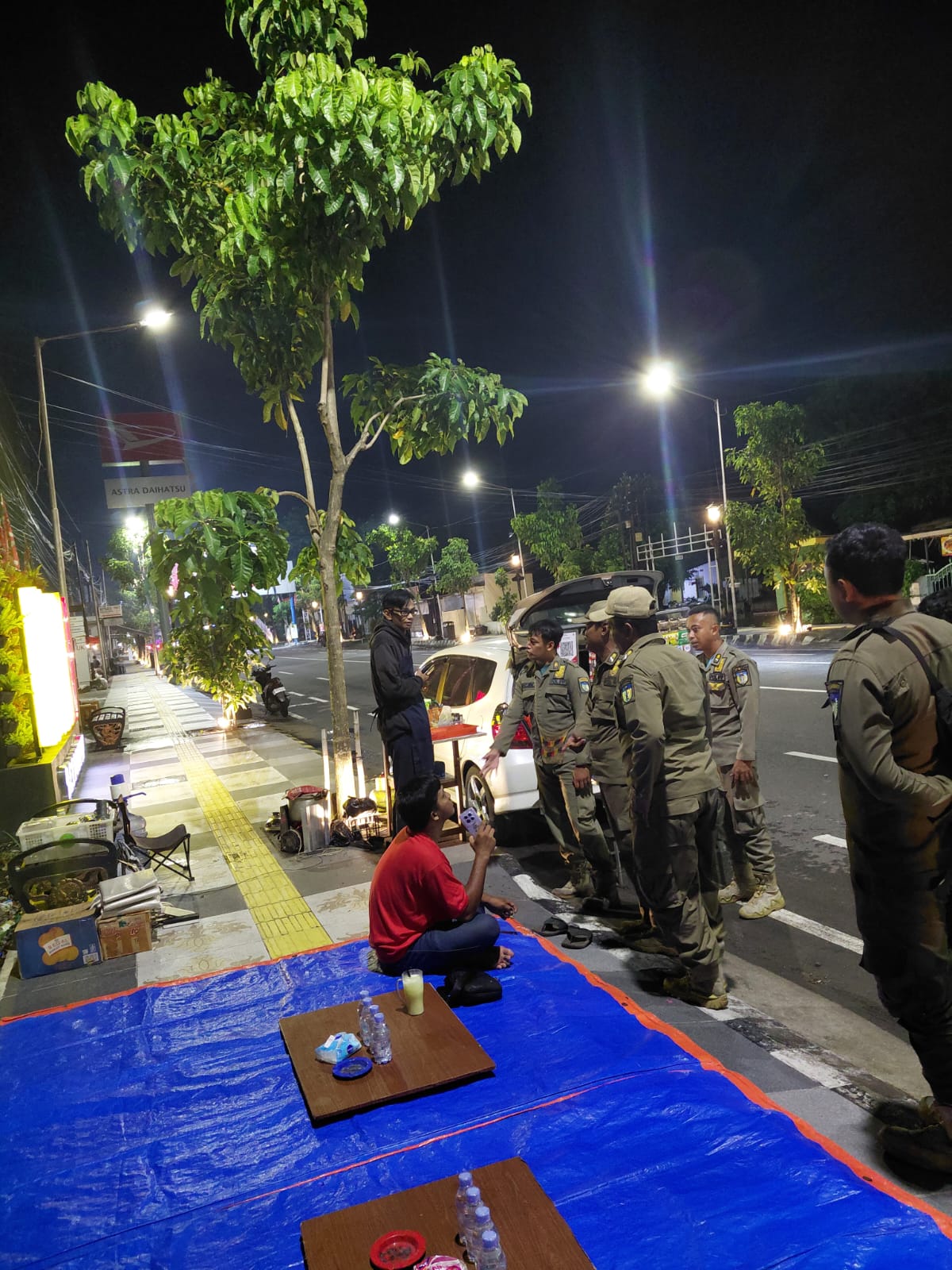 Satpol PP menertibkan pedagang di Jalan Soekarno Hatta Kediri.