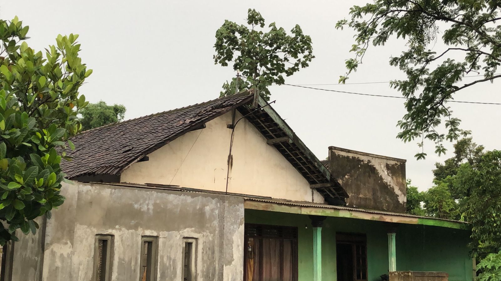 DITERJANG ANGIN: Rumah warga di Desa Pagu, Kecamatan Wates rusak.