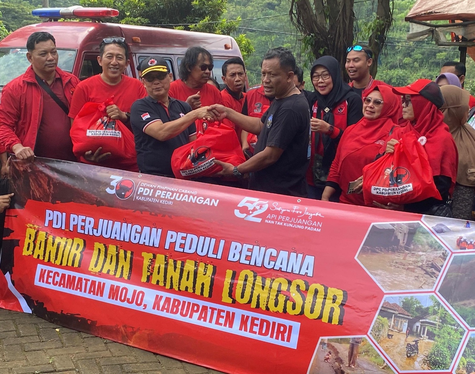 PEDULI BENCANA: PDI Perjuangan Kabupaten Kediri menyampaikan bantuan kepada korban bencana banjir.