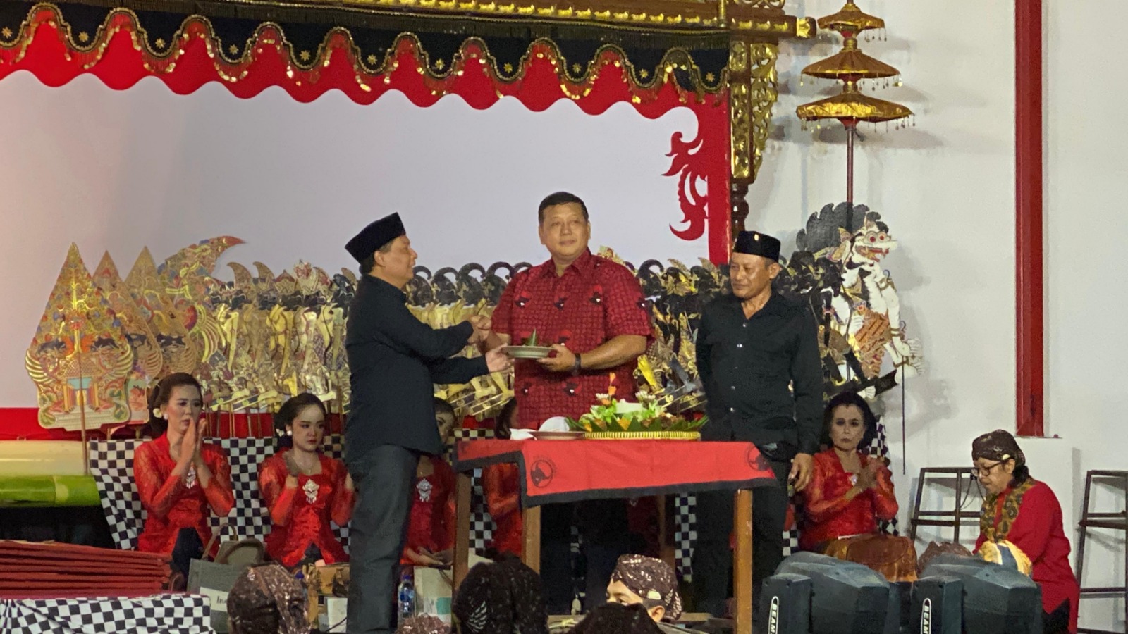 LESTARIKAN BUDAYA: PDI Perjuangan menggelar pertunjukan wayang.