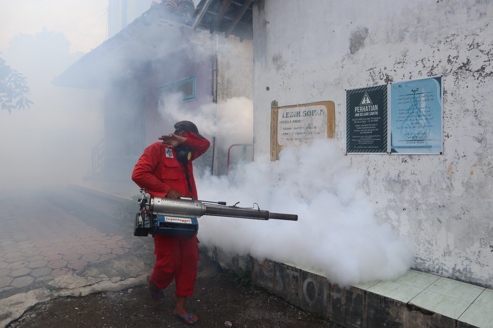 PENGASAPAN: Petugas melakukan fogging di wilayah Kelurahan Bandarkidul, Kecamatan Mojoroto kemarin (12/1).