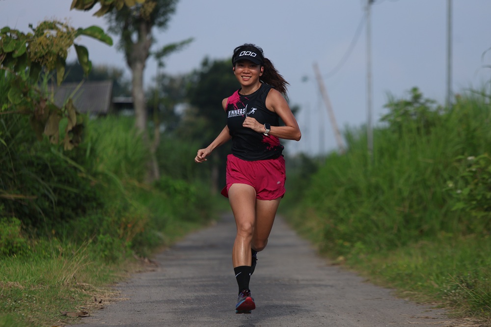JANGAN SAMPAI TERLEWAT: Salah seorang pelari menjajal rute Waru Turi Fun Run.