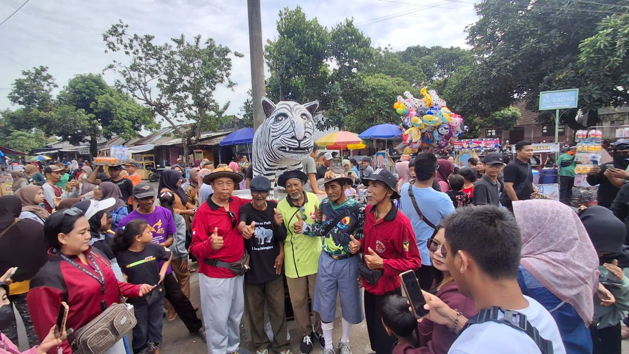 Patung Macan Putih Balongjeruk