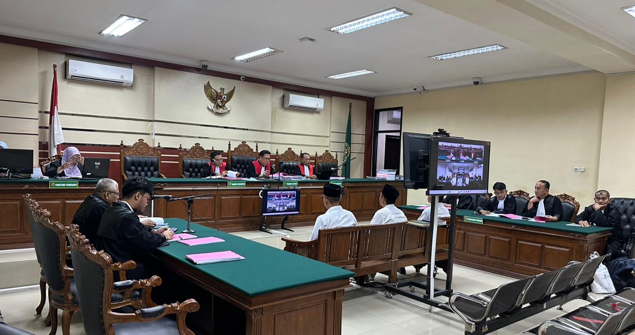 Suasana sidang tiga kepala desa. Tiga kades terdakwa kasus rekayasa perangkat desa 2023 jalani sidang dakwaan.