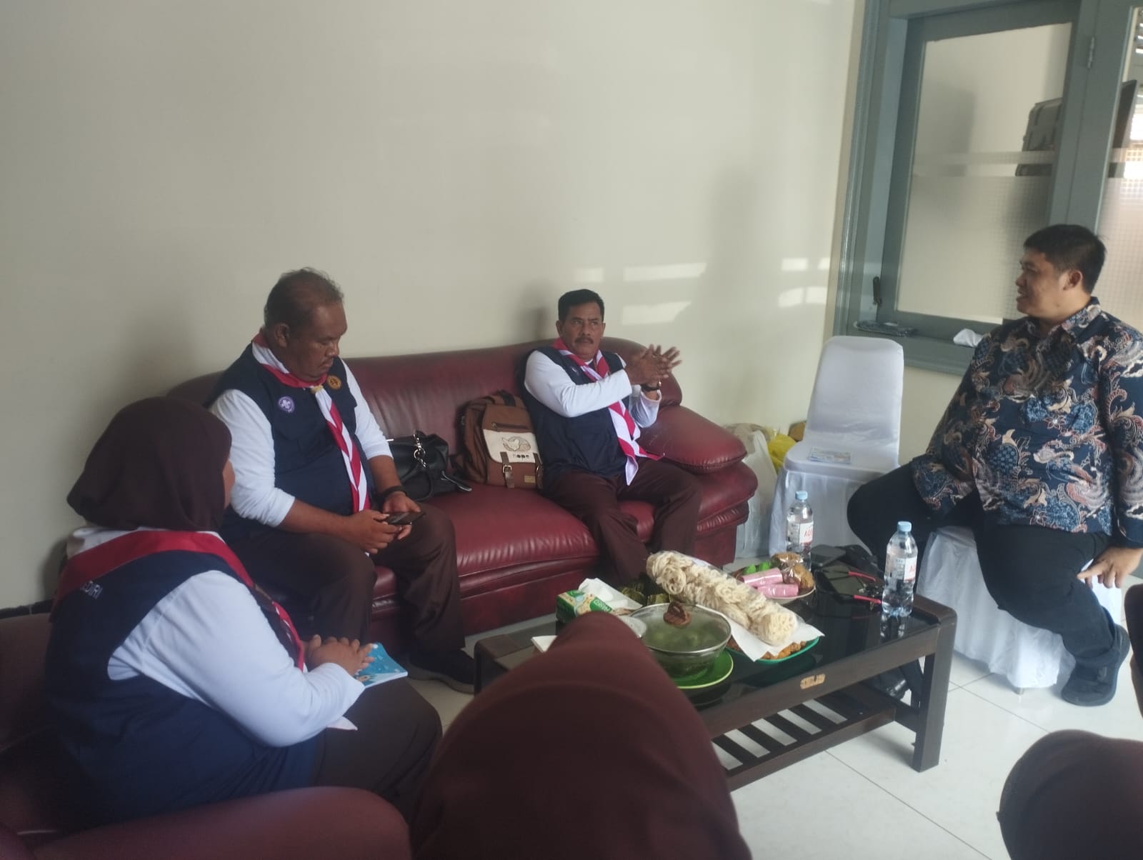 KOORDINASI: Manager Pemasaran JP Radar Kediri Heri Muda Setiawan berkoordinasi dengan Ketua IGTKI Kabupaten Kediri Slamet Yudi beserta Sekretaris Agus Prasetyo dan Bendahara Siti Khoirul Maft