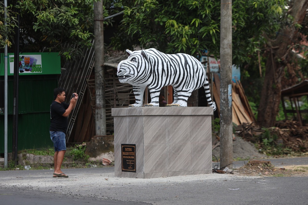 Patung Macan Putih Balongjeruk