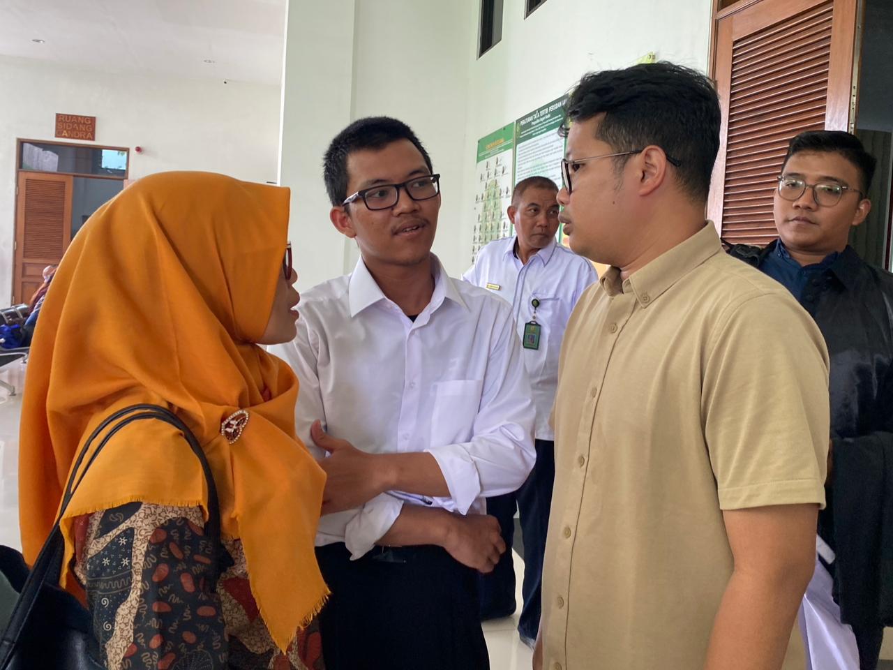 EKSEPSI DITOLAK: Terdakwa Faiz dan ibunya berbincang usai mengikuti sidang di PN Kediri, kemarin. Dalam sidang ini, hakim menolak keberatan terdakwa.