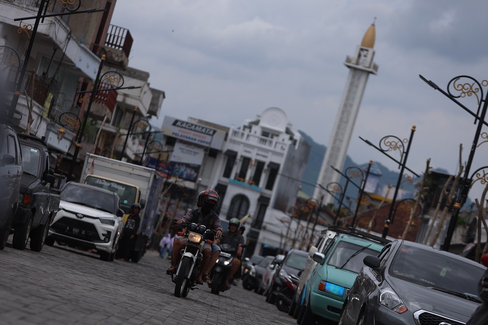 WAJAH BARU: Pengendara motor melintas di Jalan Stasiun Kediri yang telah dijadikan satu arah sesuai kebijakan baru pemkot.