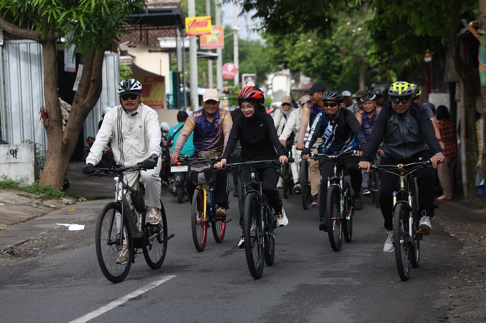 GALI POTENSI: Dari kiri, Wali Kota Madiun Maidi, Wali Kota Kediri Vinanda Prameswati, Wawali Qowimuddin, dan Pj Sekda M. Ferry Djatmiko (baris kedua kanan) saat bersepeda keliling Kota Kediri (14/1).