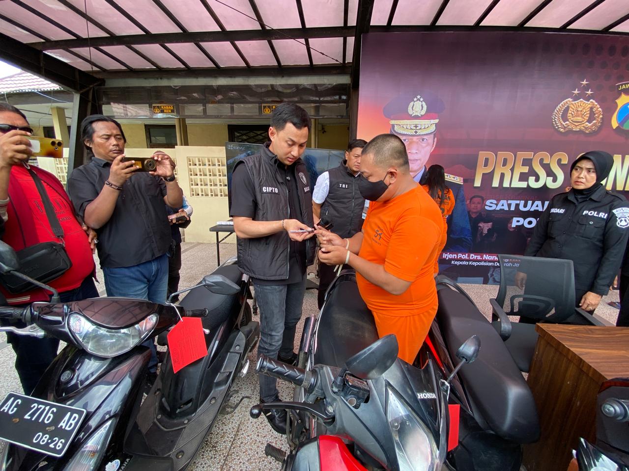 Kasatreskrim Polres Kediri Kota AKP Cipto Dwi Leksana Meminta Tersangka Untuk Memeragakan Cara Pencurian.